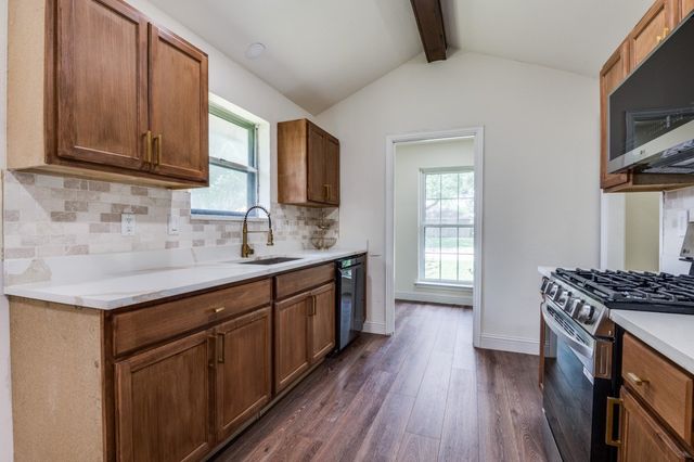 1020 Peach Lane, Desoto, TX 75115