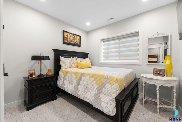 5504 E Morningside Cir Circle, Sioux Falls, SD 57110