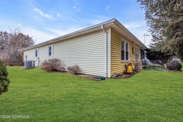 22 Abbey Road, Brick, NJ 08723