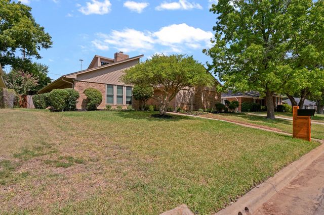 2011 Riverforest Drive, Arlington, TX 76017