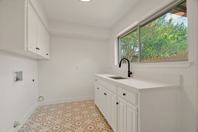 2011 Riverforest Drive, Arlington, TX 76017