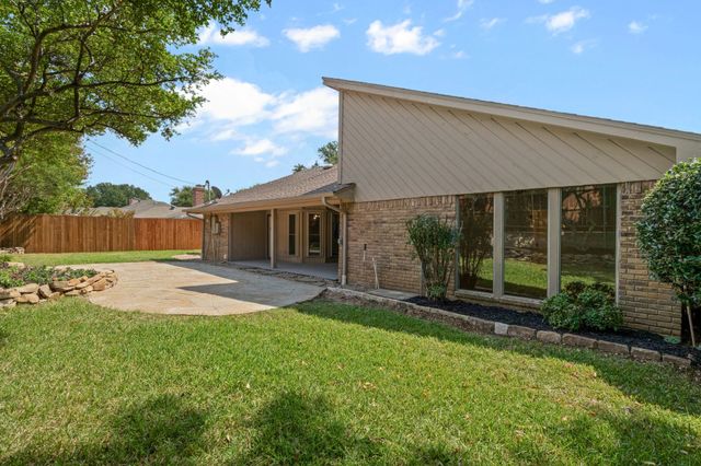 2011 Riverforest Drive, Arlington, TX 76017