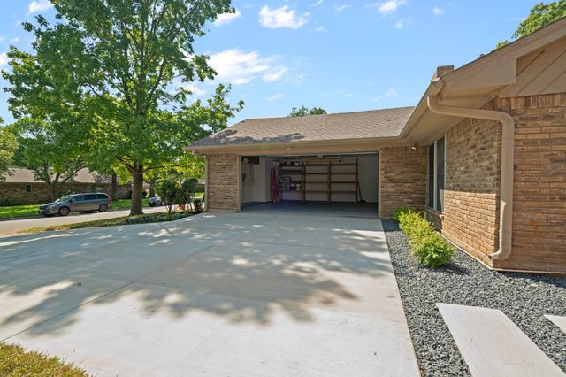 2011 Riverforest Drive, Arlington, TX 76017