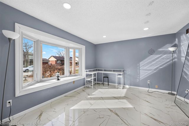 26336 Kinyon Street, Taylor, MI 48180