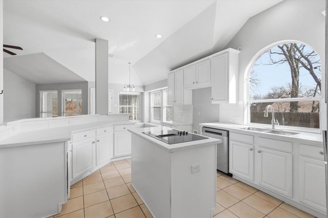 2211 Knob Hill Drive, Corinth, TX 76210