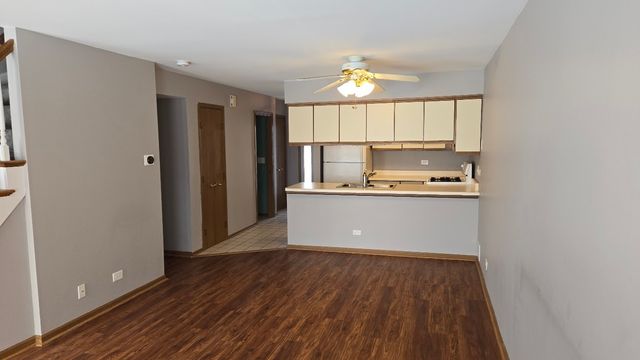 482 Nicole Drive 8B, Bartlett, IL 60103