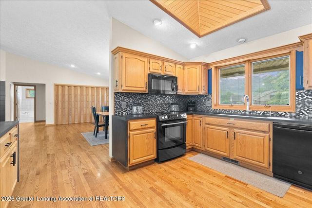 10289 Lafayette, Dimondale, MI 48821