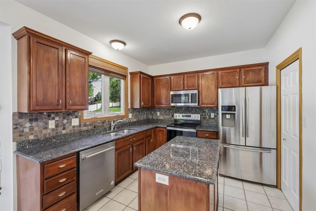 163 77th Place, West Des Moines, IA 50266