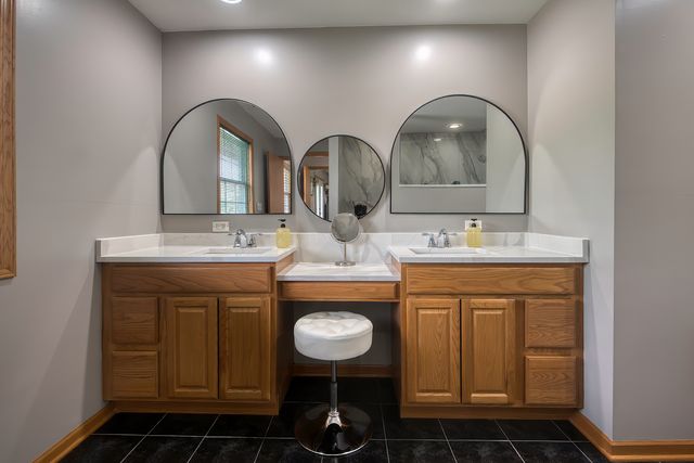 591 Sussex Court, Elk Grove Village, IL 60007