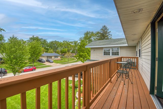 591 Sussex Court, Elk Grove Village, IL 60007