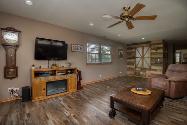 591 Sussex Court, Elk Grove Village, IL 60007