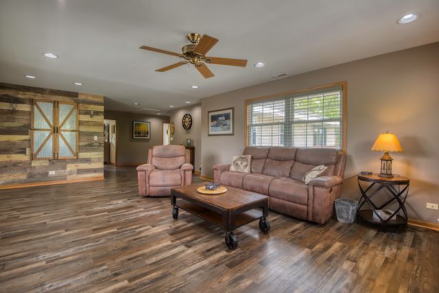 591 Sussex Court, Elk Grove Village, IL 60007