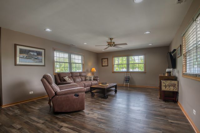 591 Sussex Court, Elk Grove Village, IL 60007