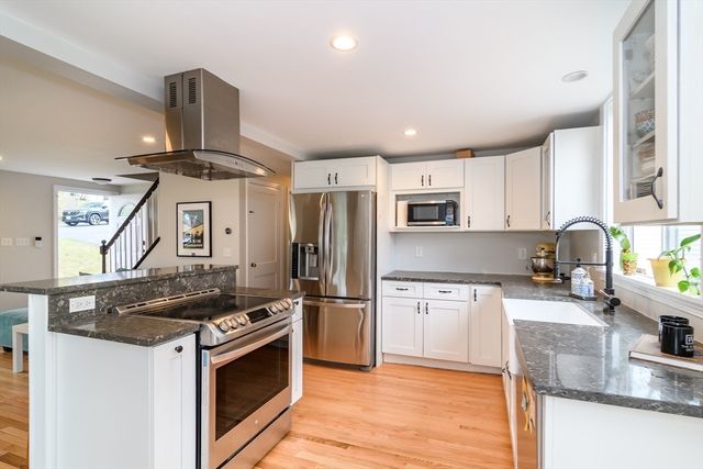 21 Nimitz Cir, Natick, MA 01760