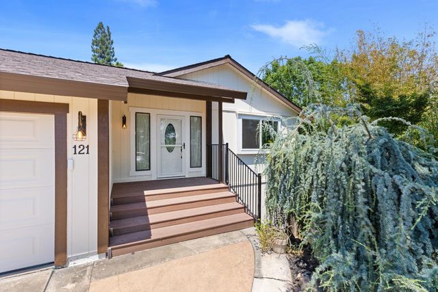 121 Prospector Ct, Folsom, CA 95630