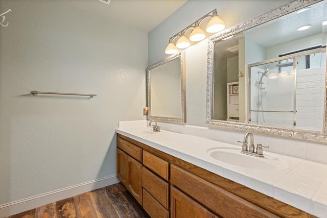 121 Prospector Ct, Folsom, CA 95630