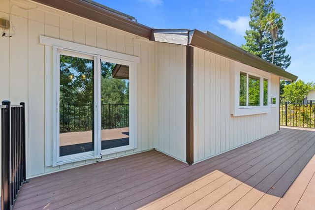 121 Prospector Ct, Folsom, CA 95630