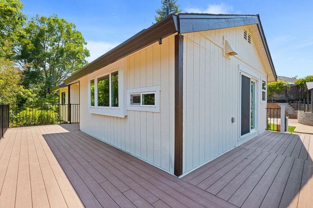 121 Prospector Ct, Folsom, CA 95630