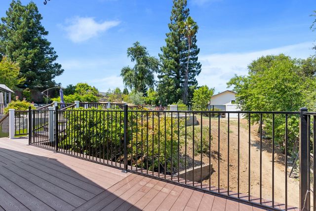 121 Prospector Ct, Folsom, CA 95630
