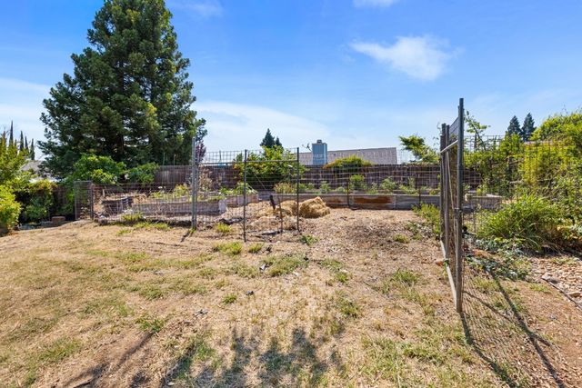 121 Prospector Ct, Folsom, CA 95630