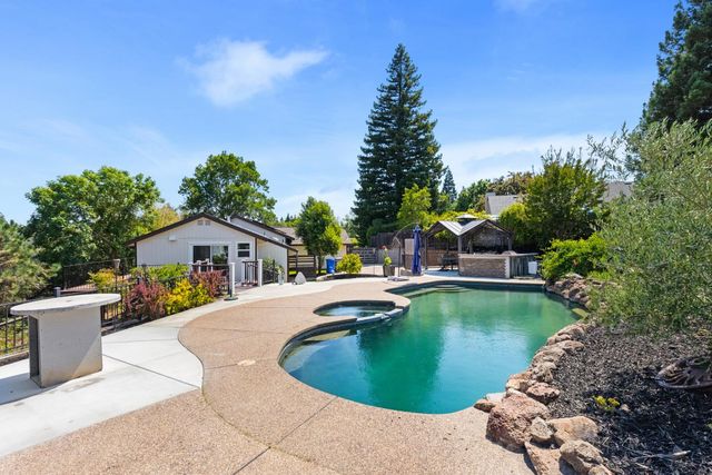 121 Prospector Ct, Folsom, CA 95630