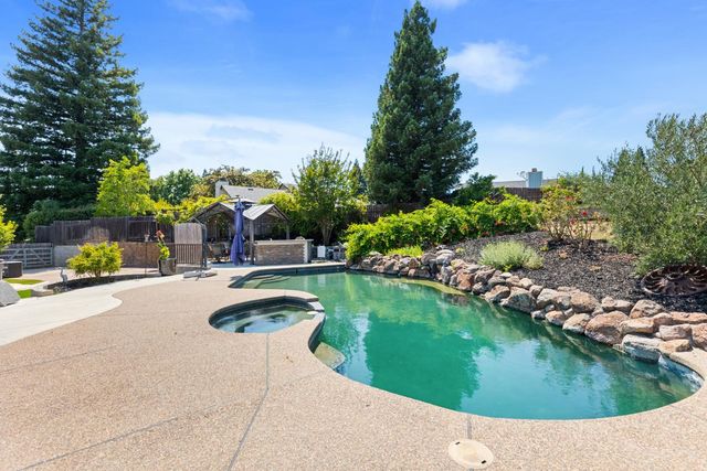 121 Prospector Ct, Folsom, CA 95630