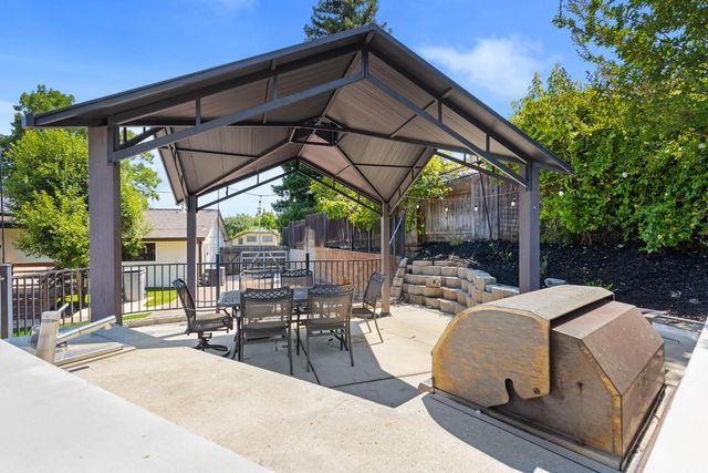 121 Prospector Ct, Folsom, CA 95630