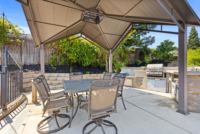 121 Prospector Ct, Folsom, CA 95630