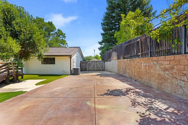 121 Prospector Ct, Folsom, CA 95630