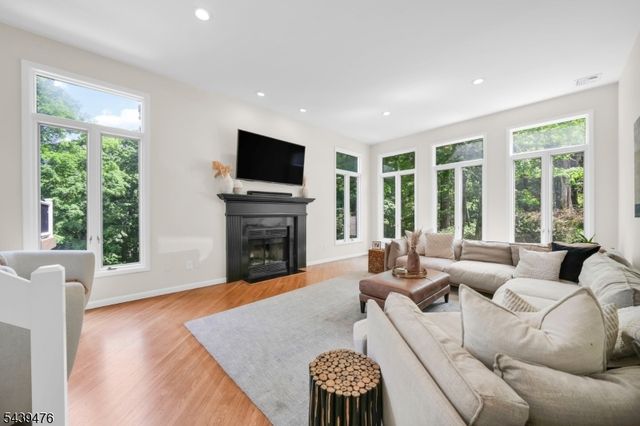 11 Hemlock Ln, Kinnelon Boro, NJ 07405