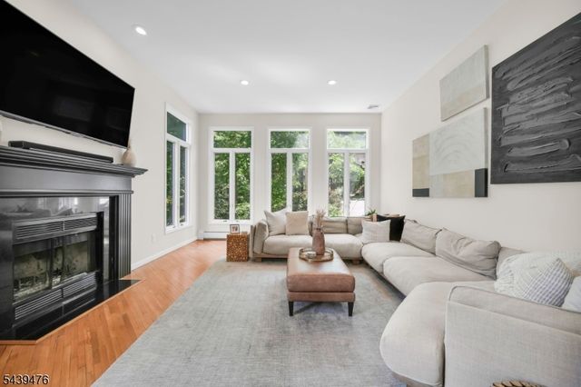 11 Hemlock Ln, Kinnelon Boro, NJ 07405