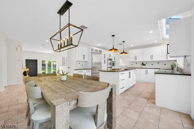 11 Hemlock Ln, Kinnelon Boro, NJ 07405