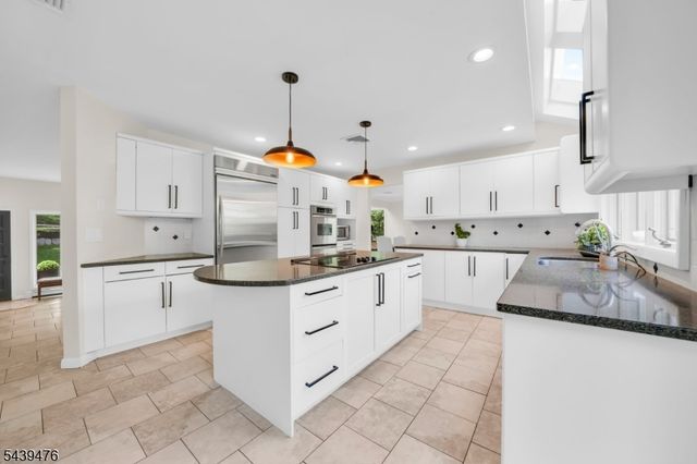11 Hemlock Ln, Kinnelon Boro, NJ 07405