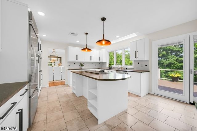 11 Hemlock Ln, Kinnelon Boro, NJ 07405