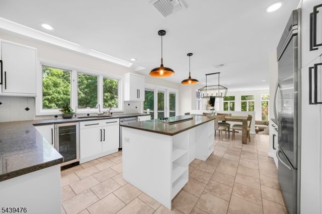 11 Hemlock Ln, Kinnelon Boro, NJ 07405