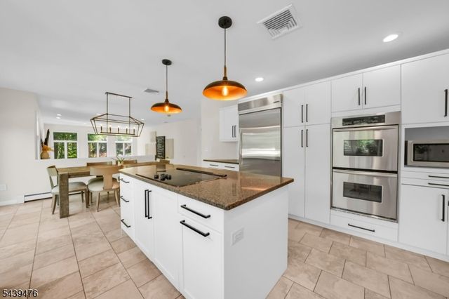 11 Hemlock Ln, Kinnelon Boro, NJ 07405