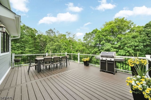 11 Hemlock Ln, Kinnelon Boro, NJ 07405