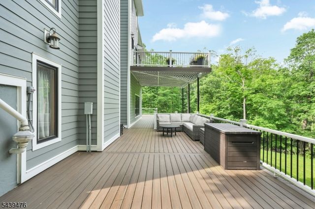 11 Hemlock Ln, Kinnelon Boro, NJ 07405