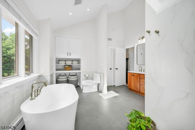 11 Hemlock Ln, Kinnelon Boro, NJ 07405