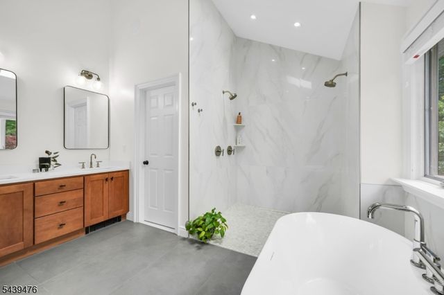 11 Hemlock Ln, Kinnelon Boro, NJ 07405