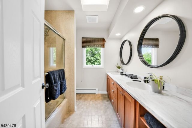 11 Hemlock Ln, Kinnelon Boro, NJ 07405