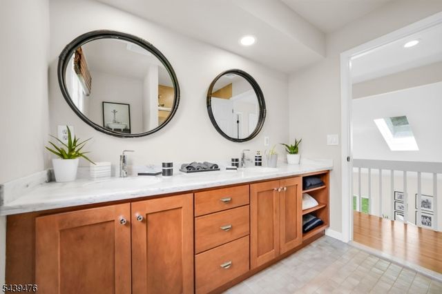 11 Hemlock Ln, Kinnelon Boro, NJ 07405