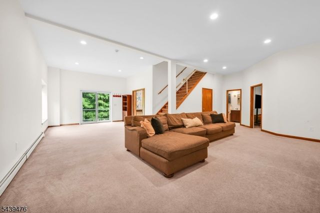 11 Hemlock Ln, Kinnelon Boro, NJ 07405