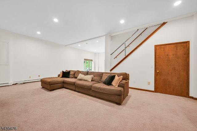 11 Hemlock Ln, Kinnelon Boro, NJ 07405