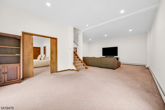 11 Hemlock Ln, Kinnelon Boro, NJ 07405