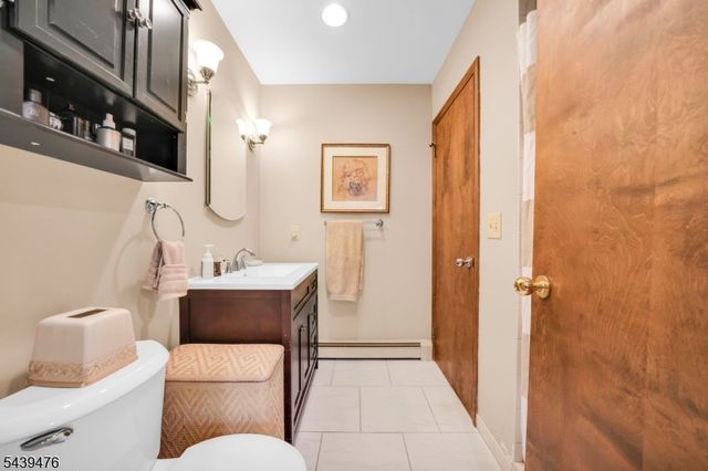 11 Hemlock Ln, Kinnelon Boro, NJ 07405