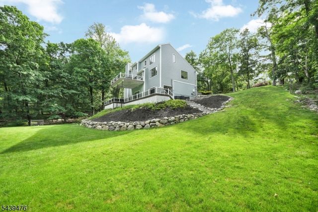 11 Hemlock Ln, Kinnelon Boro, NJ 07405