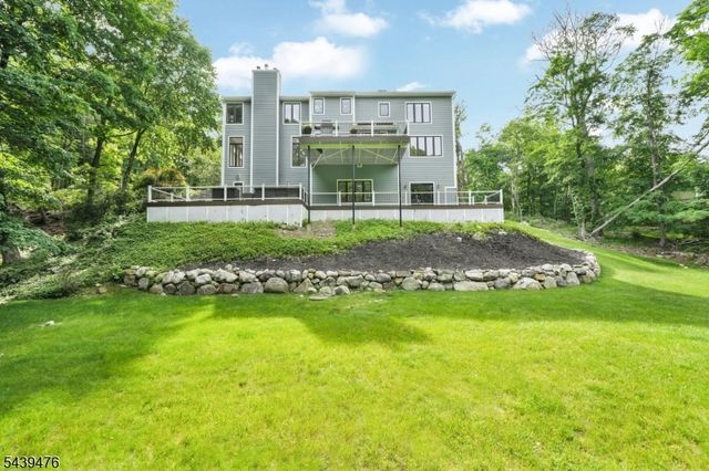 11 Hemlock Ln, Kinnelon Boro, NJ 07405