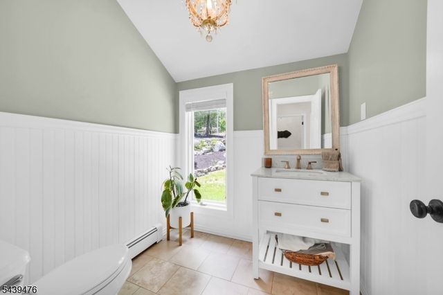 11 Hemlock Ln, Kinnelon Boro, NJ 07405