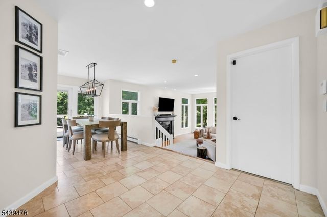 11 Hemlock Ln, Kinnelon Boro, NJ 07405